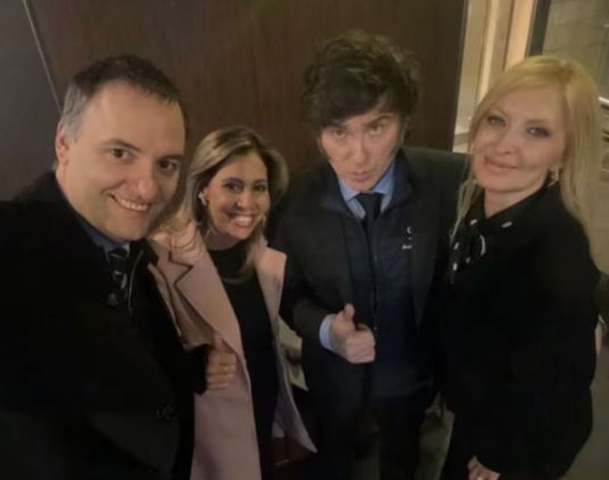 Javier Milei en Rosario con su novia Yuyito González, el vocero Manuel Adorni y la diputada nacional Romina Diez. Javier Milei en Rosario con su novia Yuyito González, el vocero Manuel Adorni y la diputada nacional Romina Diez.