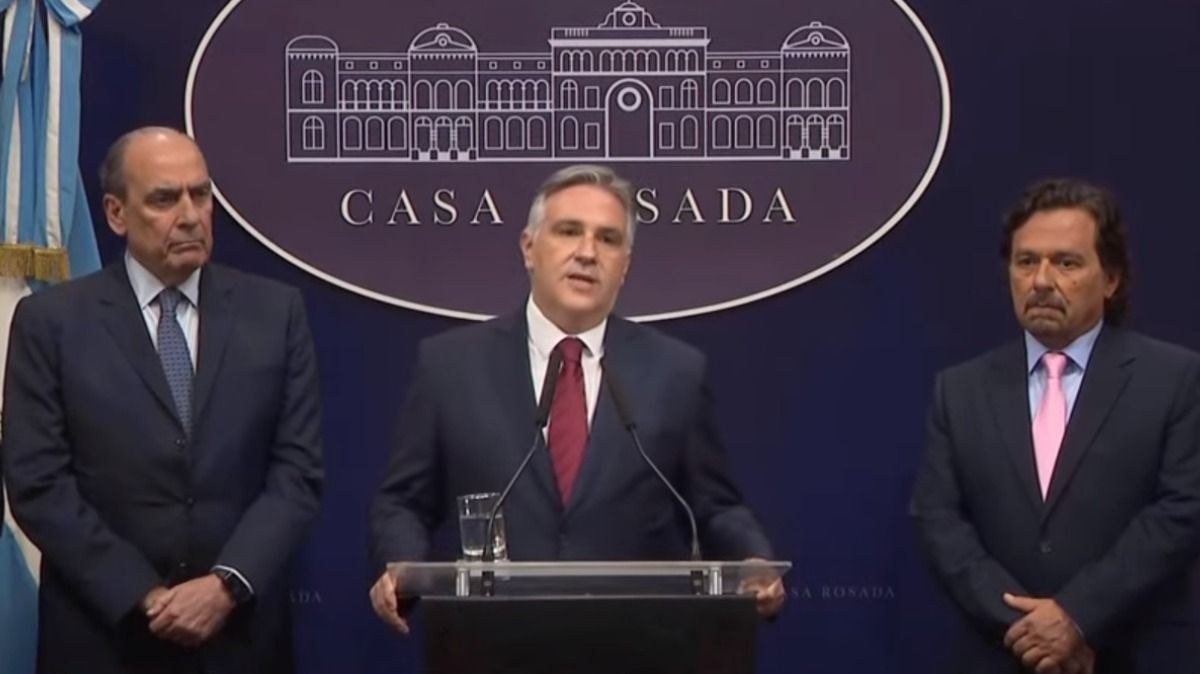 El cordobés Llaryora, afín al schiarettismo, recordó que "el mundo está mirando" a la Argentina. El cordobés Llaryora, afín al schiarettismo, recordó que "el mundo está mirando" a la Argentina. 