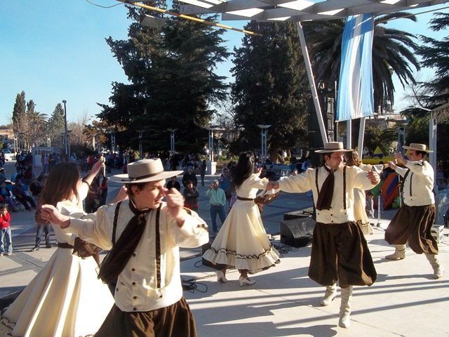 En Vendimia, serenatas sorpresa en la calle