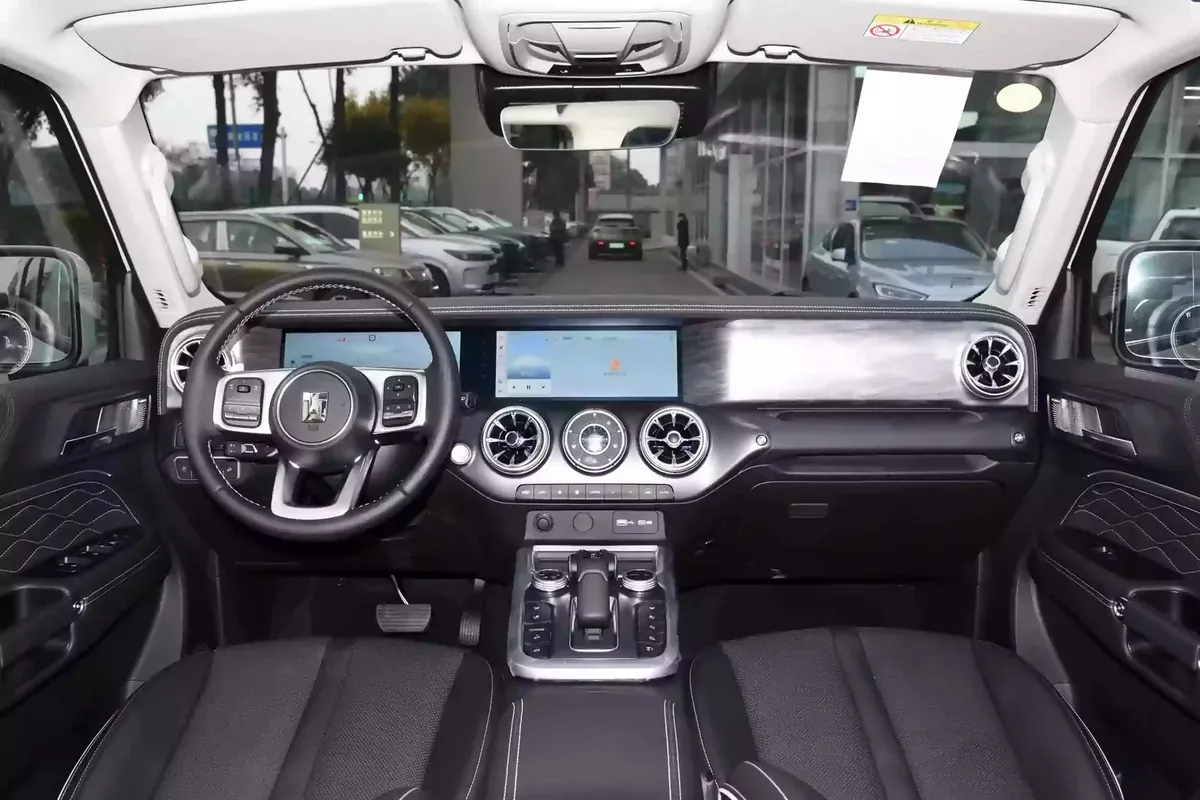 El interior del todo terreno: sencillo pero con todas las funcionalidades que se esperan en una SUV. El interior del todo terreno: sencillo pero con todas las funcionalidades que se esperan en una SUV.