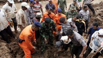Un alud en Indonesia dejó 17 muertos y 90 desaparecidos
