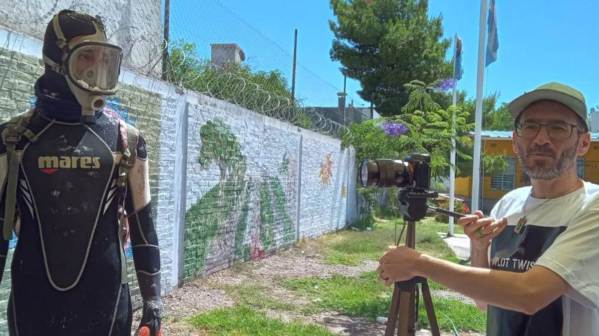 El alumno Gabriel Domínguez junto al profe Sebastián Henríquez, plena filmación, 2023. El alumno Gabriel Domínguez junto al profe Sebastián Henríquez, plena filmación, 2023.