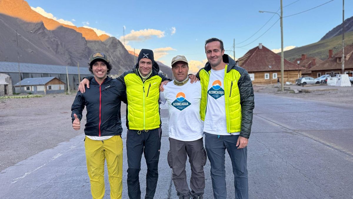 Este es el equipo cumbre, integrado por el guía líder Adrián Miranda De María, junto con Pablo Betancourt, Gerardo Tejeda y Nacho Rogé. Este es el equipo cumbre, integrado por el guía líder Adrián Miranda De María, junto con Pablo Betancourt, Gerardo Tejeda y Nacho Rogé.