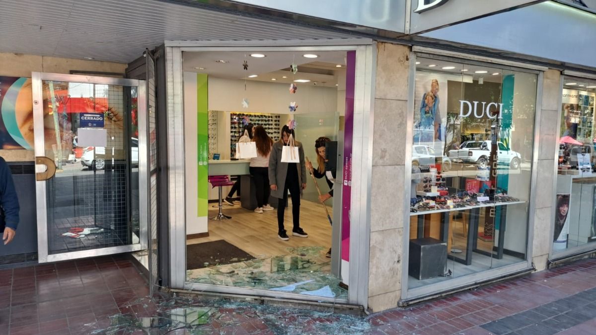 Así quedó el frente de la óptica donde se produjo la trifulca.
