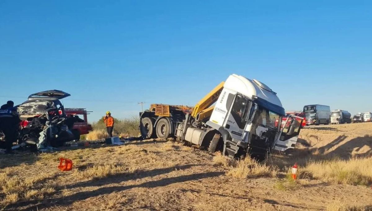 Así quedaron el camión y la camioneta