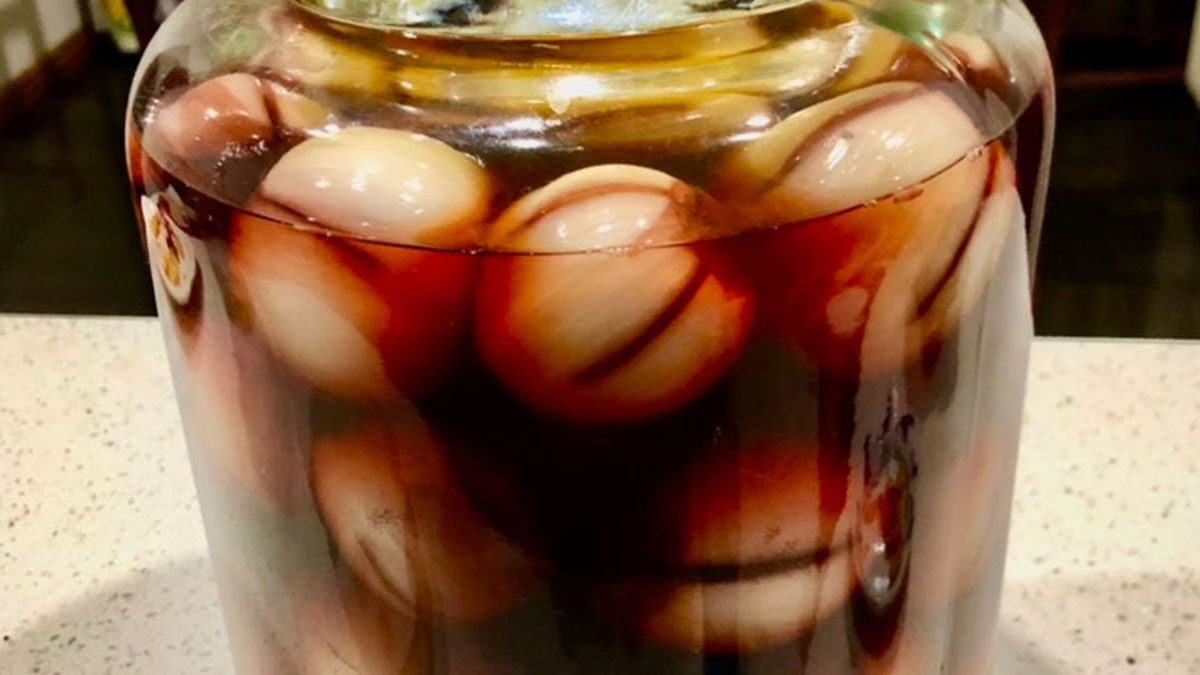 Las cebollitas en escabeche lleva simples ingredientes y son ideales para comer en una picada. Las cebollitas en escabeche lleva simples ingredientes y son ideales para comer en una picada.