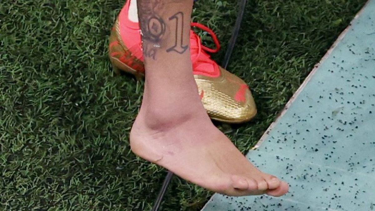El tobillo derecho de Neymar visiblemente hinchado