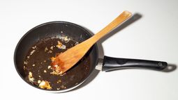 el eficaz truco para que la comida no se te quede pegada en las sartenes viejas