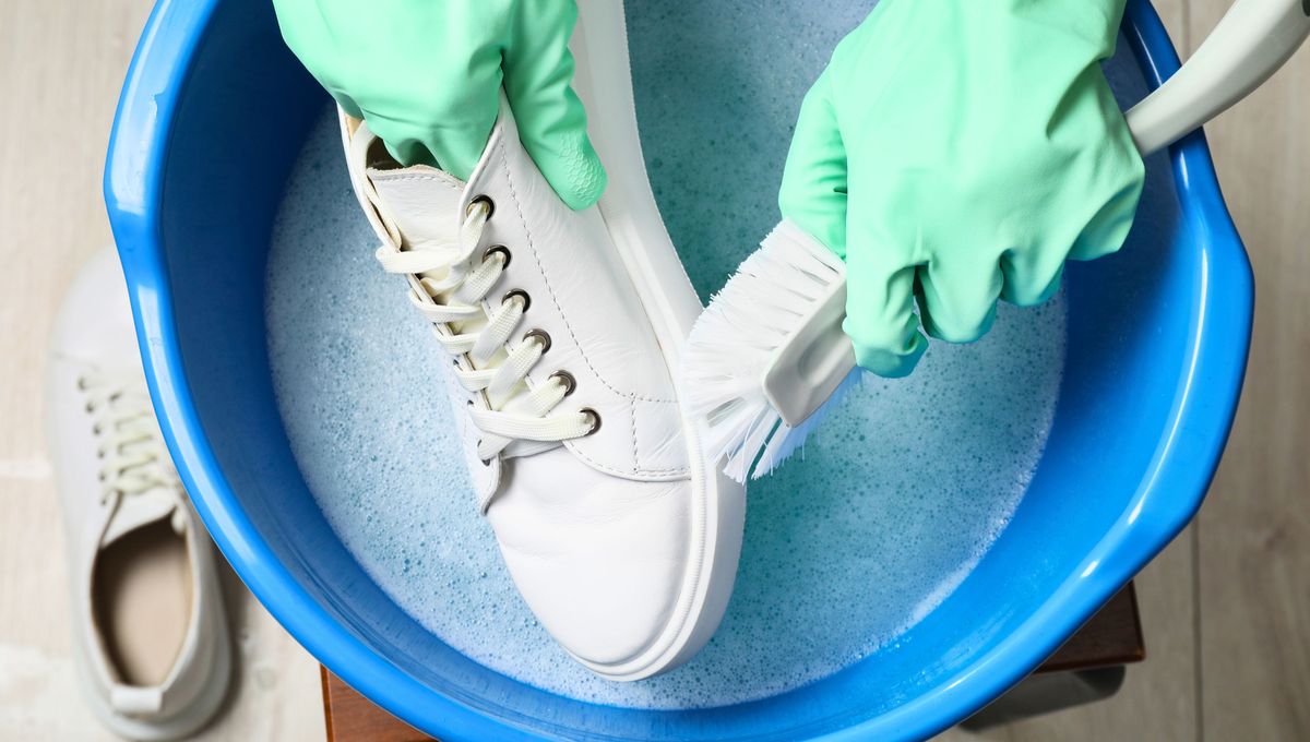 Blanquea los cordones de las zapatillas con bicarbonato o vinagre blanco. Blanquea los cordones de las zapatillas con bicarbonato o vinagre blanco. 