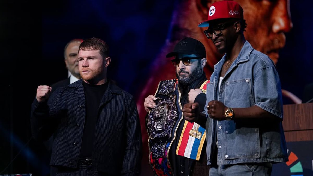 Saúl Canelo Álvarez y William Scull en el tramo final de su pelea por el título mundial unificado de peso supermediano.