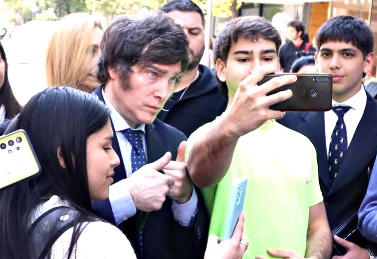 El presidente Javier Milei junto a un grupo de jóvenes. El video hace un llamado a la participación de este sector en las elecciones del domingo.