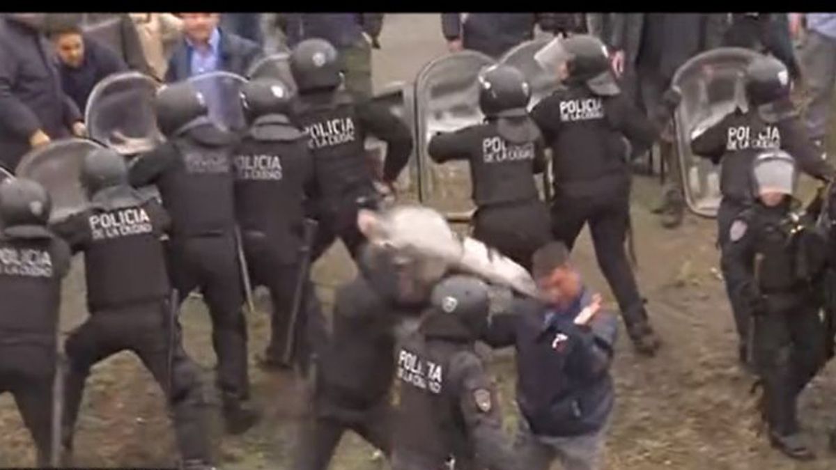 Video: así agredió un policía porteño a un colectivero durante la protesta