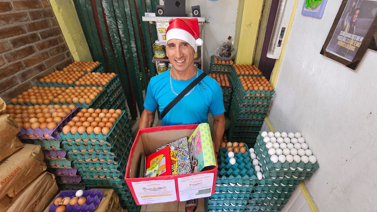 Marcelo es vendedor de huevos, quiere armar mochilas para niños sin recursos y pide ayuda