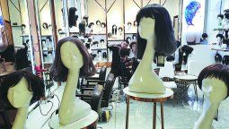 Jóvenes molestos por la pérdida del cabello