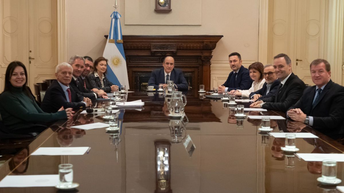 A Sandra Pettovello se la vio por última vez el 28 de mayo junto al resto de los ministros y funcionarios de Milei. A Sandra Pettovello se la vio por última vez el 28 de mayo junto al resto de los ministros y funcionarios de Milei.