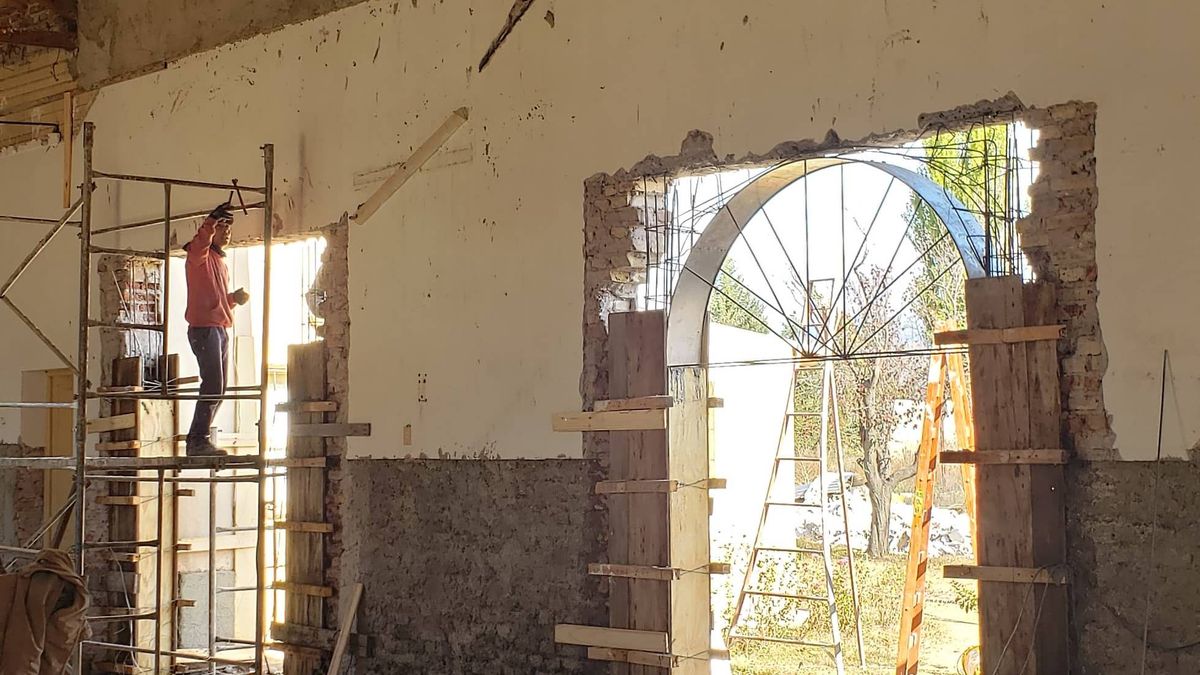 Manos a la obra en paredes, techos y en la estructura general de la vieja parroquia en Vista Flores. Manos a la obra en paredes, techos y en la estructura general de la vieja parroquia en Vista Flores.