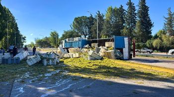 Un camión volcó sobre la ruta en Luján de Cuyo y la uva que llevaba quedó desparramada en el asfalto