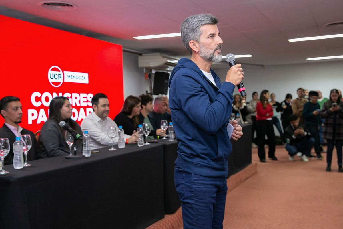 Ulpiano Suarez anunció que habilitarán 15 camas más para personas en situación de calle a partir de este fin de semana. Ulpiano Suarez anunció que habilitarán 15 camas más para personas en situación de calle a partir de este fin de semana.