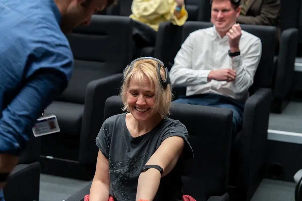 El estudio llevado a cabo por la Universidad de Bristol utiliza equipos de alta fidelidad, proyectores láser y sensores biométricos para captar las sensaciones corporales de los espectadores frente a las películas. Mediante este sistema de monitoreo en tiempo real, los investigadores registran el ritmo cardíaco, las ondas cerebrales y el movimiento ocular de los voluntarios para obtener datos precisos que la memoria humana suele olvidar tras el final de la función cinematográfica. El estudio llevado a cabo por la Universidad de Bristol utiliza equipos de alta fidelidad, proyectores láser y sensores biométricos para captar las sensaciones corporales de los espectadores frente a las películas. Mediante este sistema de monitoreo en tiempo real, los investigadores registran el ritmo cardíaco, las ondas cerebrales y el movimiento ocular de los voluntarios para obtener datos precisos que la memoria humana suele olvidar tras el final de la función cinematográfica.