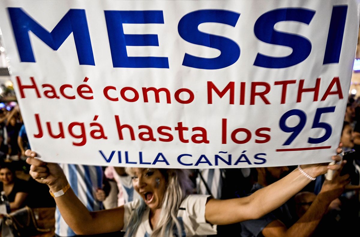 La bandera con referencia a Mirtha Legrand ya es un clásico del Mundial