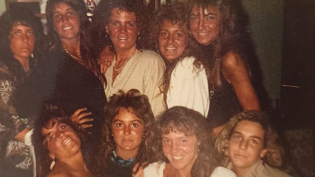 Listas para la salida al boliche. July, abajo, segunda desde la izquierda, tenía la mejor casa de Monte en los 80. Mariela, que está al lado, un departamento céntrico. Las primaveras de Monte Hermoso eran las mejores del mundo. Listas para la salida al boliche. July, abajo, segunda desde la izquierda, tenía la mejor casa de Monte en los 80. Mariela, que está al lado, un departamento céntrico. Las primaveras de Monte Hermoso eran las mejores del mundo.
