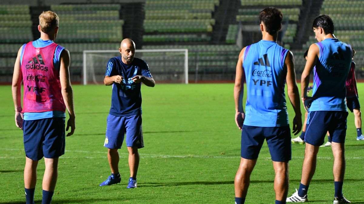 Javier Mascherano trabajó la parte táctica de la Selección argentina Sub 23 en el estadio Olímpico de Caracas, de cara al duelo fundamental para la clasificación a los Juegos de París 2024 frente a Paraguay. Javier Mascherano trabajó la parte táctica de la Selección argentina Sub 23 en el estadio Olímpico de Caracas, de cara al duelo fundamental para la clasificación a los Juegos de París 2024 frente a Paraguay.