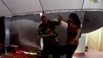 Se entera que su novio le fue infiel, le pega al aire y se desmaya