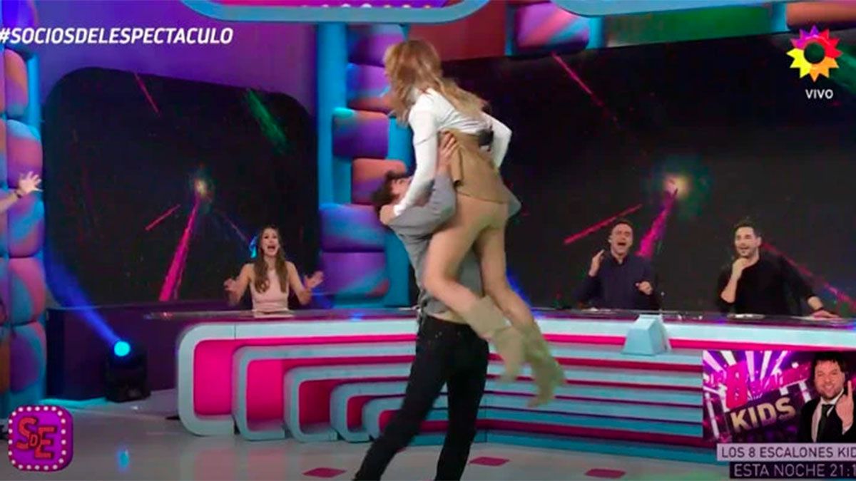 Paula Varela y Toni Gelabert intentando hacer un truco de baile que terminó en un blooper.