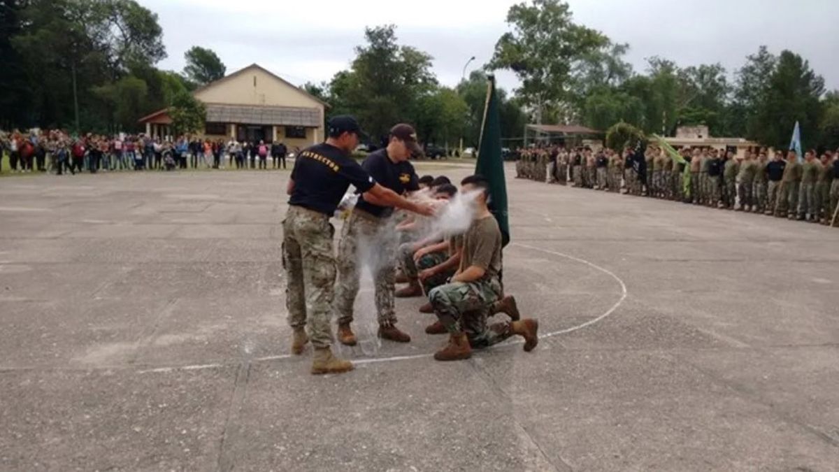 Bautismo de paracaidistas en el Ejército: les arrojaron cal viva en la cara y fueron internados