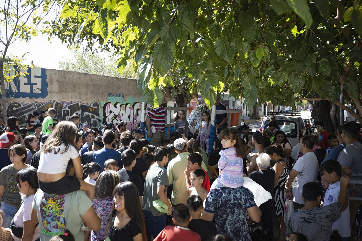 En Las Heras repartieron un huevo de Pascua gigante de 100 kilos. Fotos: Cristian Lozano. En Las Heras repartieron un huevo de Pascua gigante de 100 kilos. Fotos: Cristian Lozano.