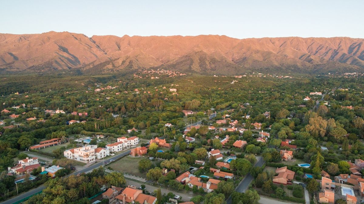 El pueblo de Merlo está plagado de color verde durante el verano. El pueblo de Merlo está plagado de color verde durante el verano.