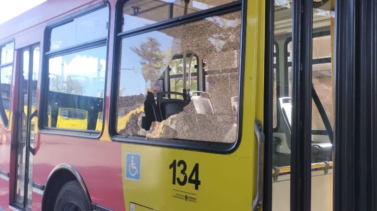 En 6 horas se produjo una serie de violentos ataques a colectivos en la frontera entre Godoy Cruz