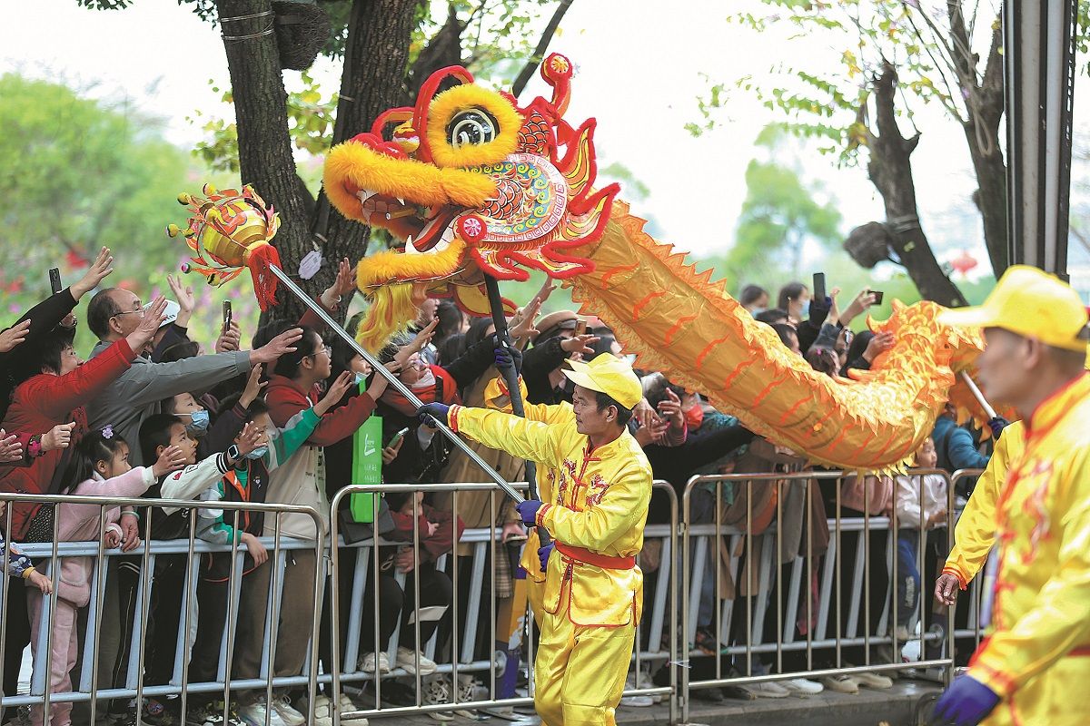 Los artistas de la danza del dragón interactúan con los espectadores en un gran desfile en Huizhou, provincia de Guangdong, durante el Festival de las Linternas el 24 de febrero. PARA USO DE CHINA DAILY