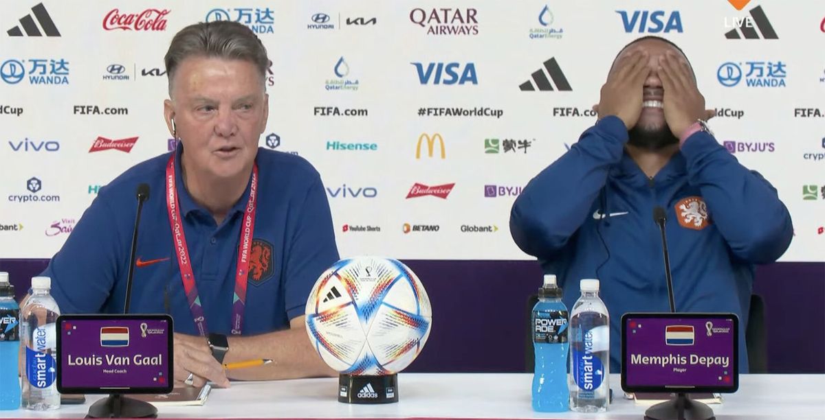 Louis Van Gaal y Memphis Depay, en conferencia de prensa de Países Bajos, por el Mundial Qatar 2022.
