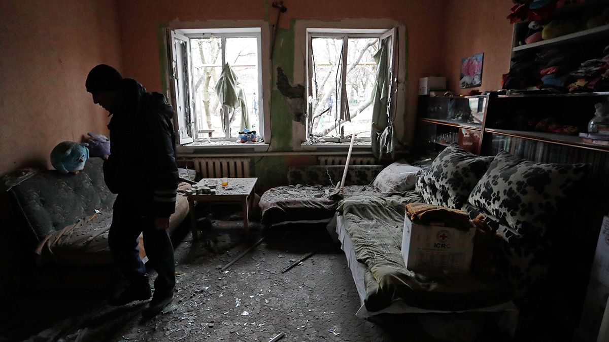 Un residente ucraniano en una de las tantas casas dañadas por los bombardeos en la ciudad de Donetsk.
