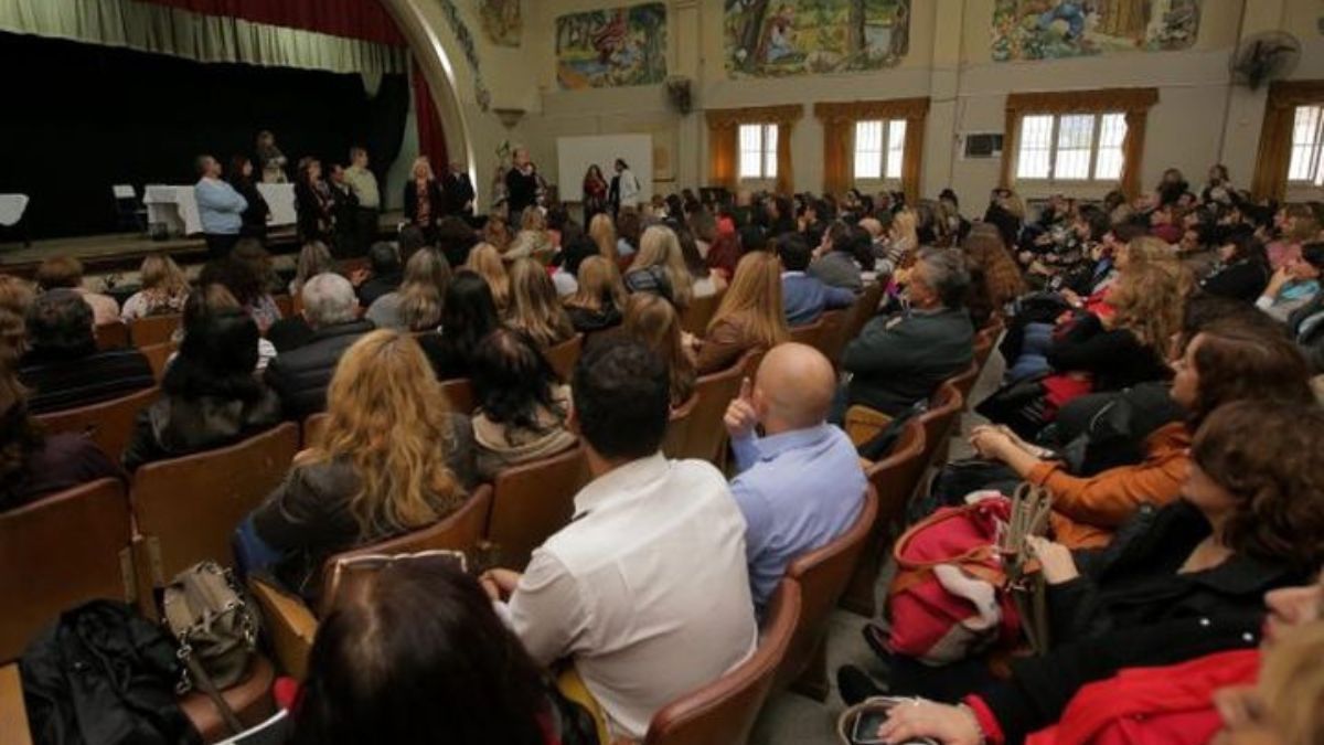 En otras oportunidades, la DGE ha realizado la convocatoria para docentes directores en el teatro de la Escuela Hogar Eva Perón