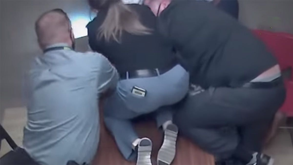 Captura de video: el asesino tomó el arma de la policía.