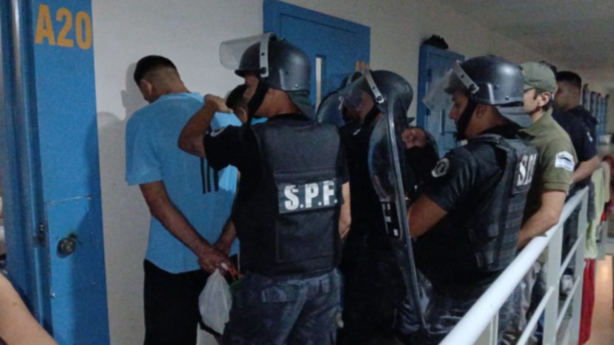 Algunos allanamientos se realizaron en la cárcel federal de Cacheuta. Algunos allanamientos se realizaron en la cárcel federal de Cacheuta.