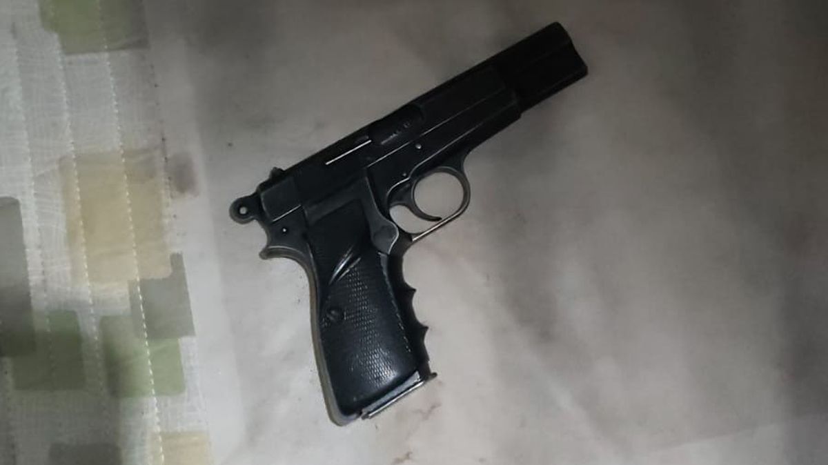 El arma 9 milímetros que los policías secuestraron en el operativo en el barrio San Martín, de Capital. Analizarán si fue usada por los motochorros. El arma 9 milímetros que los policías secuestraron en el operativo en el barrio San Martín, de Capital. Analizarán si fue usada por los motochorros.