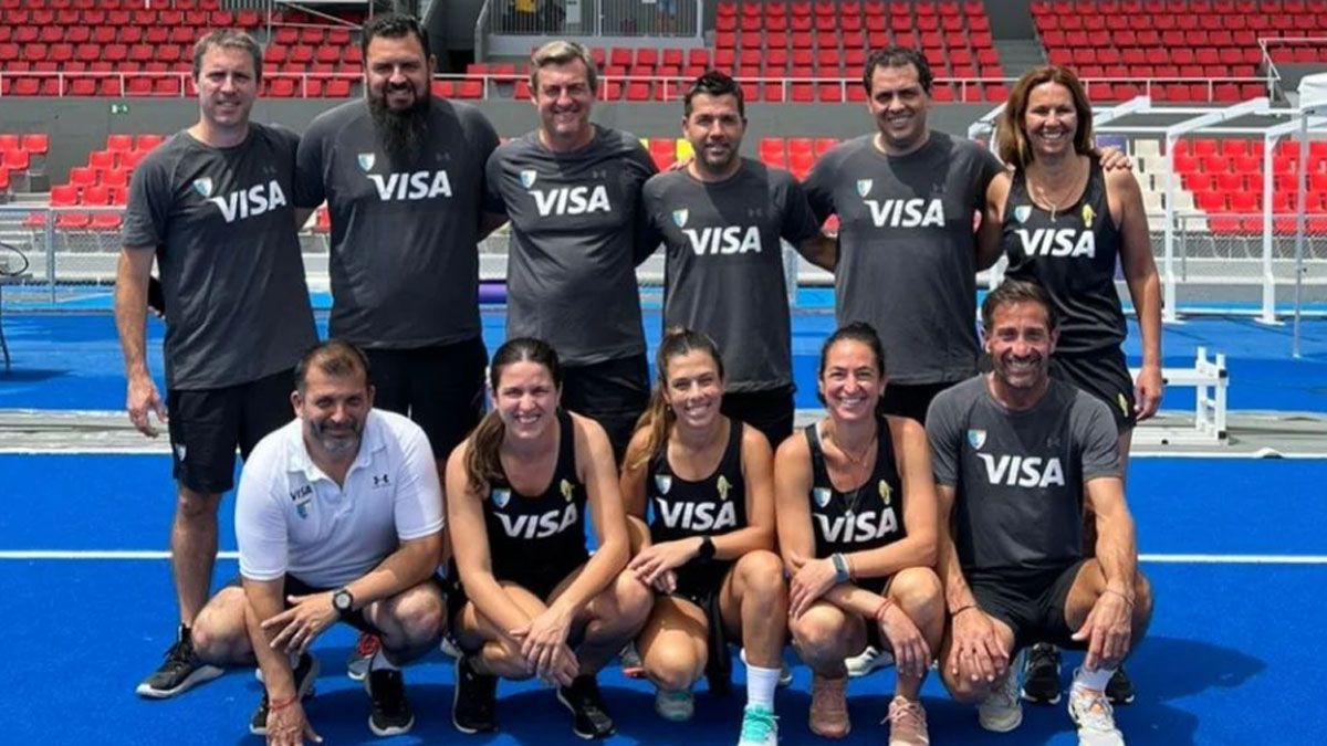 Fernando Ferrara y los integrantes del staff de Las Leonas en el Mundial