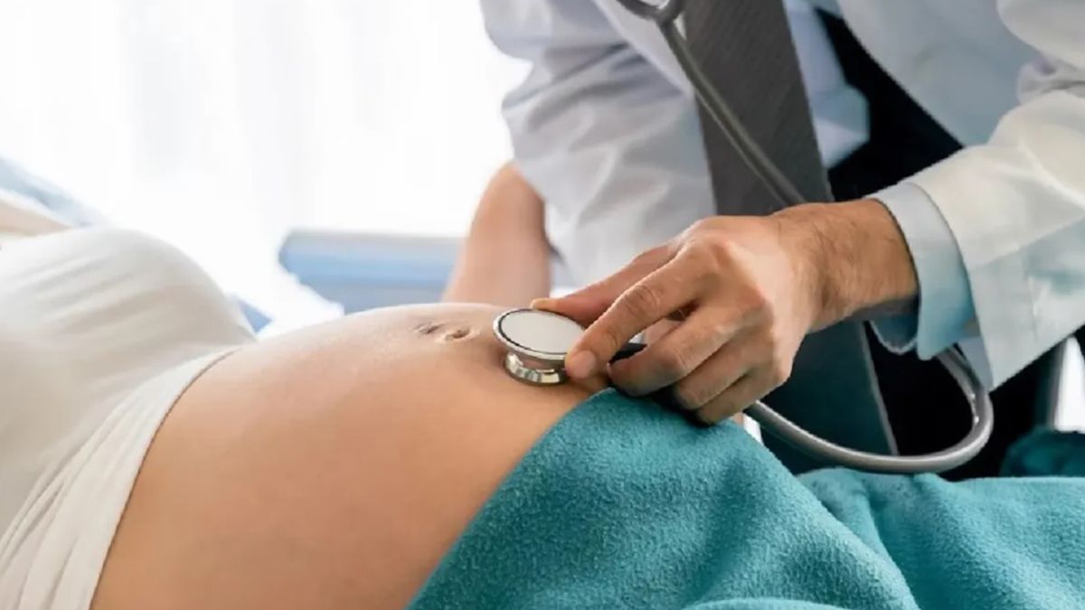 Los controles médicos incluyen la escucha de latidos,la tensión arterial, el peso materno y distintos análisis de laboratorio Los controles médicos incluyen la escucha de latidos,la tensión arterial, el peso materno y distintos análisis de laboratorio