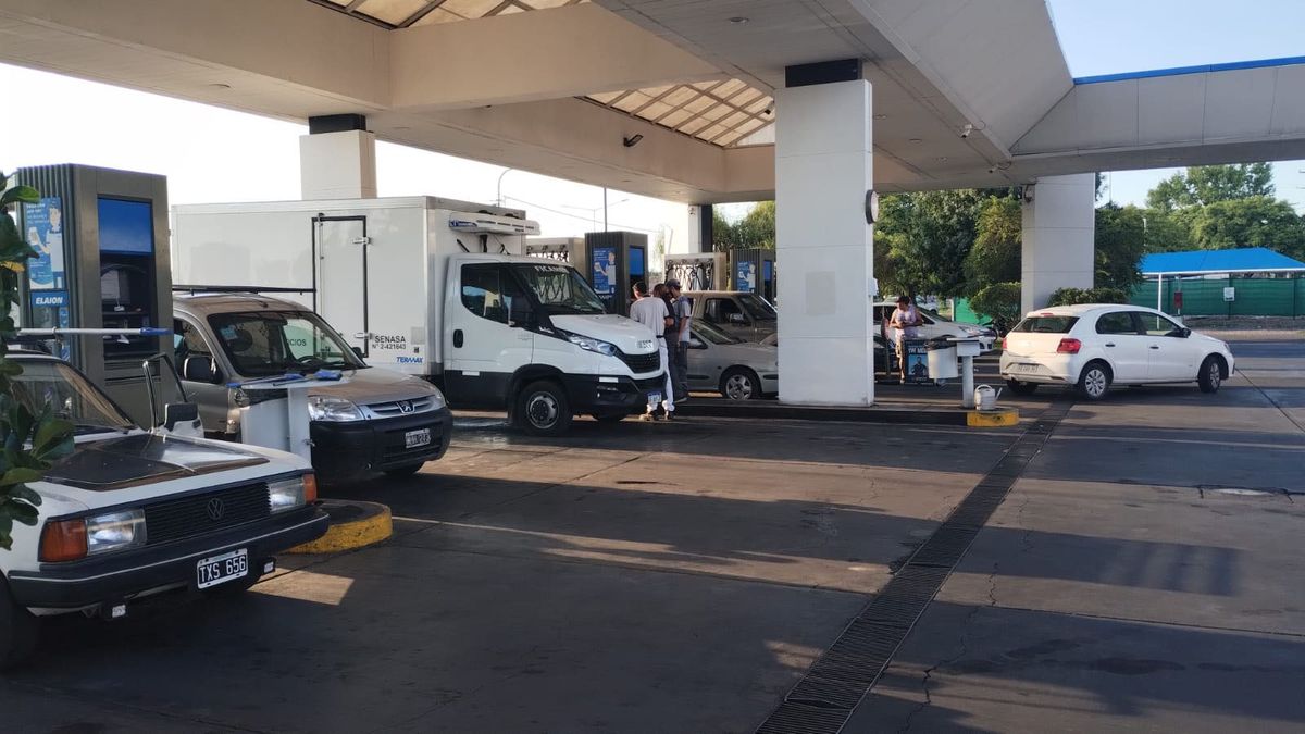 Se armaron largas filas y esperas en las estaciones de servicio para cargar combustible antes del posible aumento.