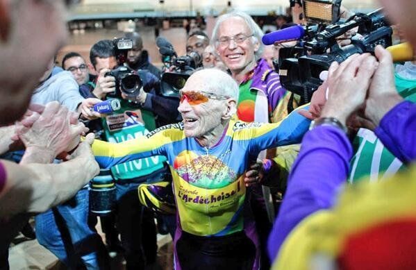 Un ciclista francés de 102 años batió el récord de la hora para centenarios