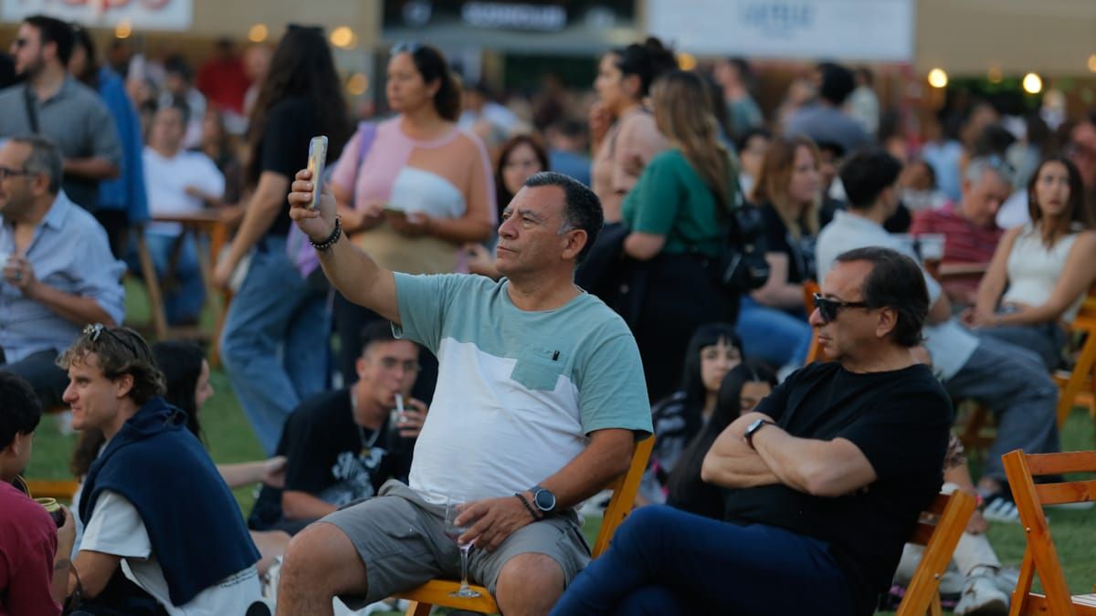 Los eventos al aire libre, como el de la Peatonal del Vino este fin de semana, convocan a multitudes que buscan aire fresco ante el calor. Los eventos al aire libre, como el de la Peatonal del Vino este fin de semana, convocan a multitudes que buscan aire fresco ante el calor.