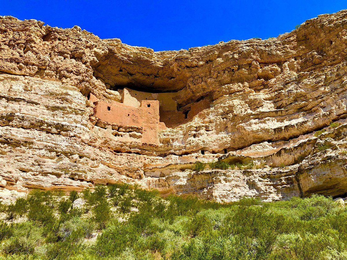 Montezuma Castle es un castillo situado en una cueva en la montaña. Montezuma Castle es un castillo situado en una cueva en la montaña.