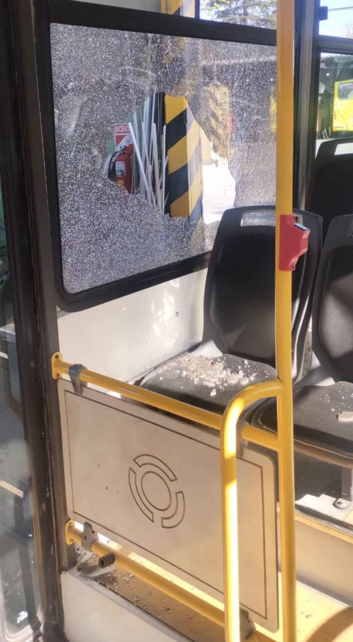 En ocasiones, las esquirlas de los cristales han lastimado a los pasajeros, algo que por suerte no ocurrió el jueves. En ocasiones, las esquirlas de los cristales han lastimado a los pasajeros, algo que por suerte no ocurrió el jueves.