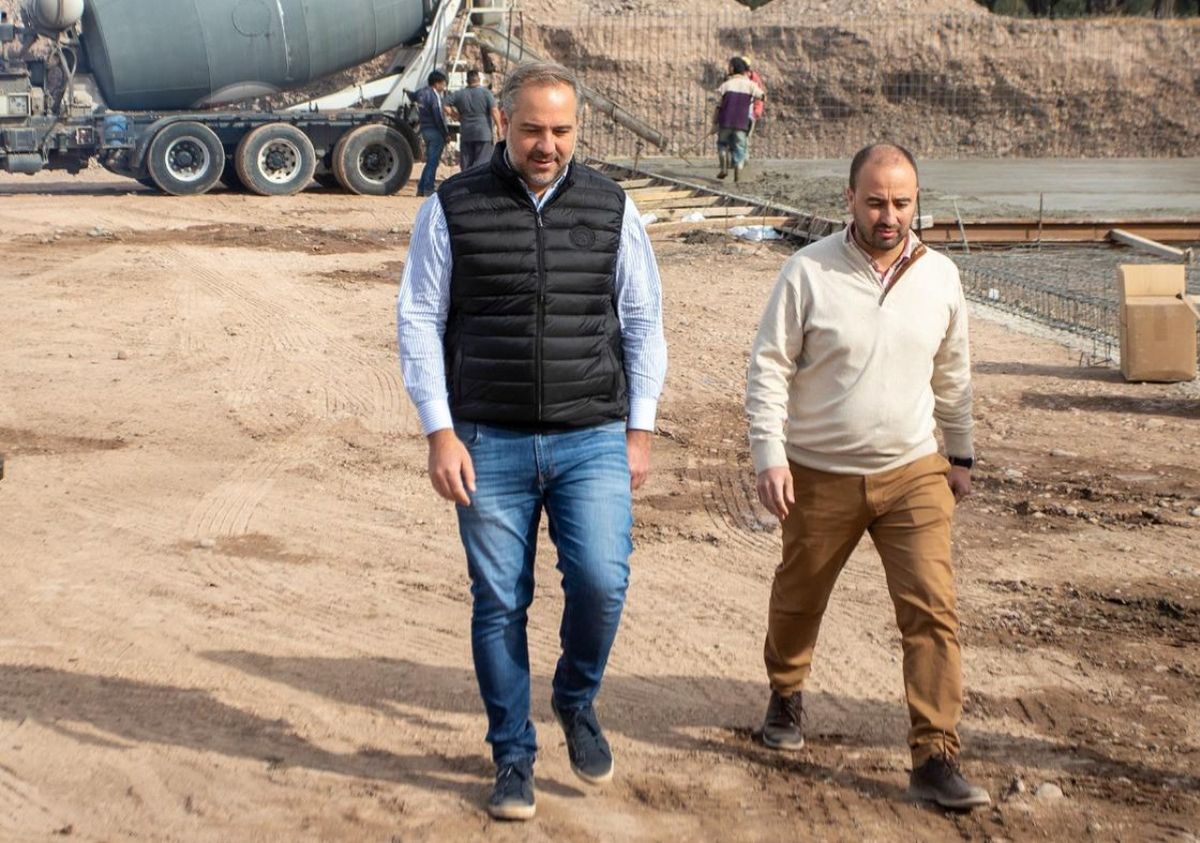 El intendente Matías Stevanato junto a su jefe de gabinete, Matías Montes, recorriendo las obras del teatro griego maipucino.