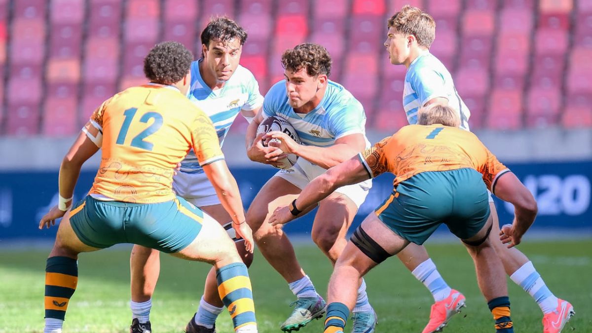 El rosarino Benjamín Ordiz encara a la defensa australiana. El rosarino Benjamín Ordiz encara a la defensa australiana.