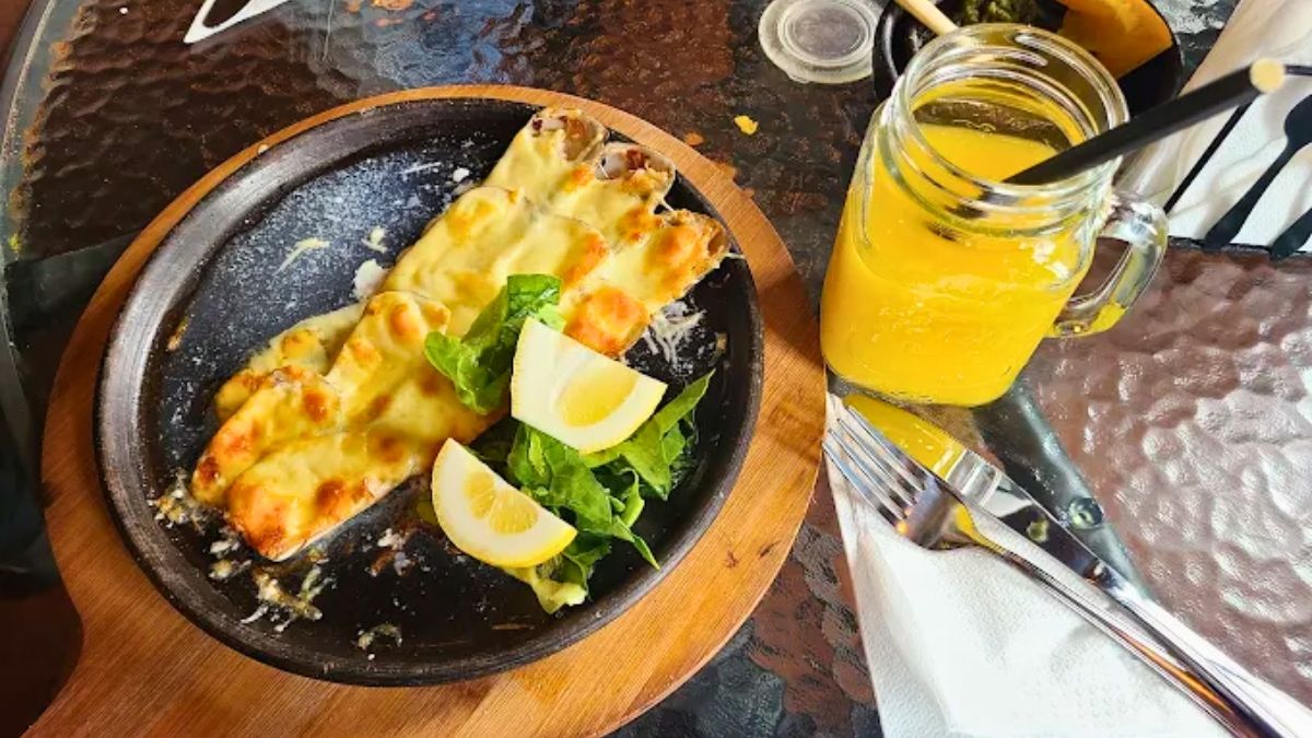 El restaurante tiene platos típicos chilenos.
