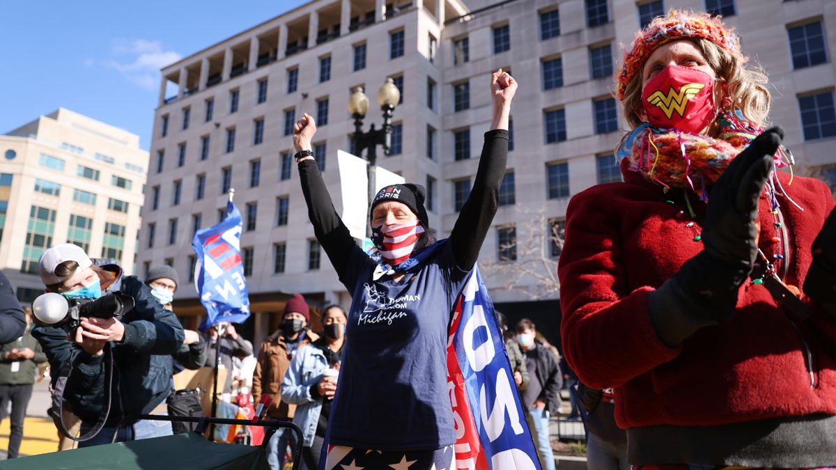 Simpatizantes del presidente Joseph Biden escuchan el discurso presidencial inaugural en Washington D.C.